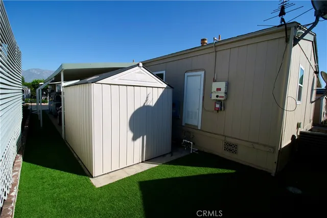 a view of a back yard of the house