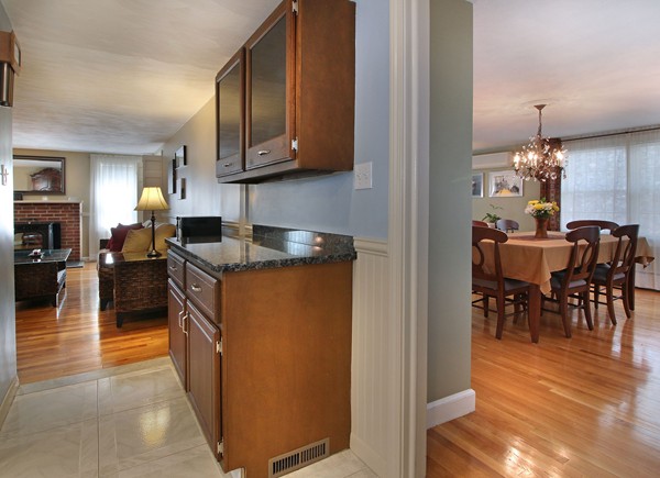 36 Robinson Road Medford, MA 02155 - Photo 5 of 28 Gallery Image 5