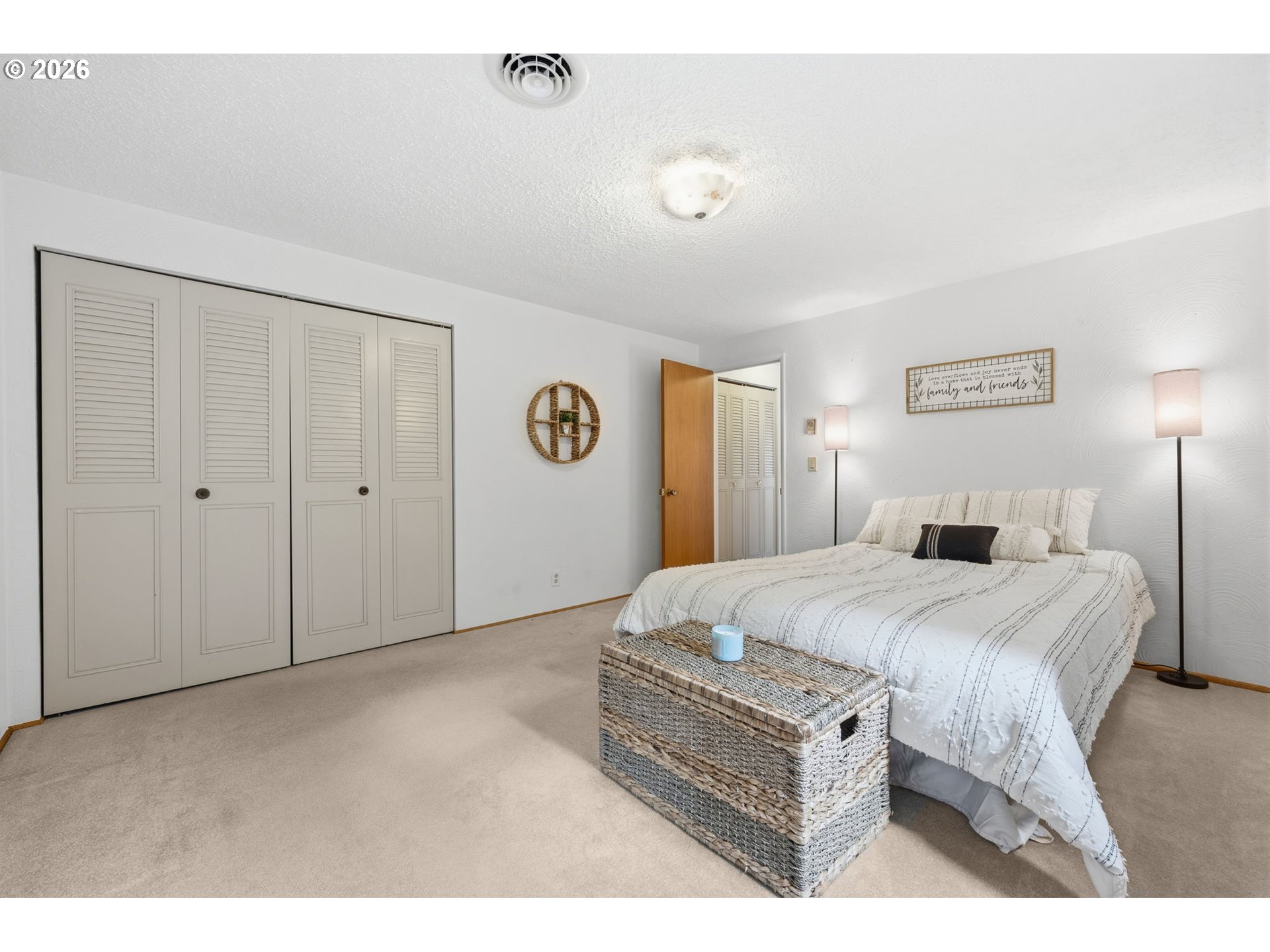 91638 Horse Creek Road Blue River, OR 97413 - Photo 30 of 47 a bed room with a bed