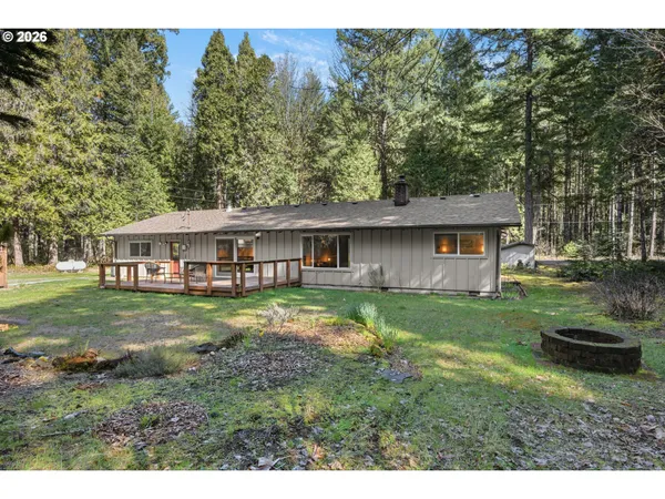 a view of a house with backyard