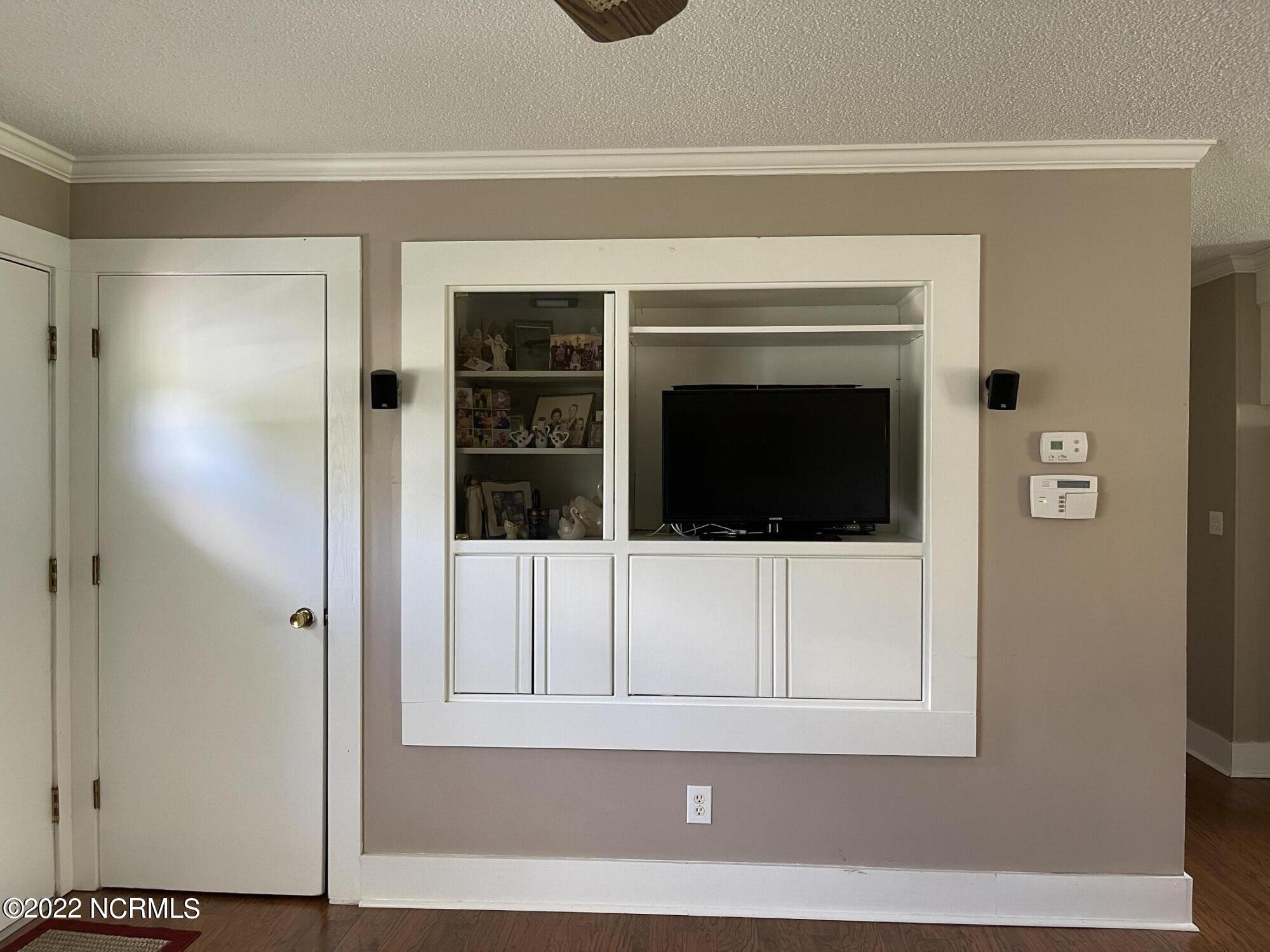 752 Sykes Road Kinston, NC 28504 - Photo 8 of 46 Built in (Living Room)