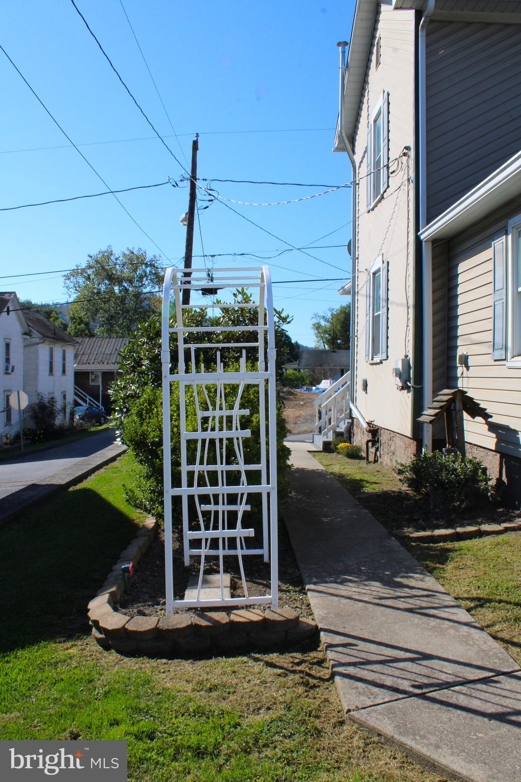 10117 Hummingbird Street Ellerslie, MD 21529 - Photo 9 of 76 a front view of a house with a garden