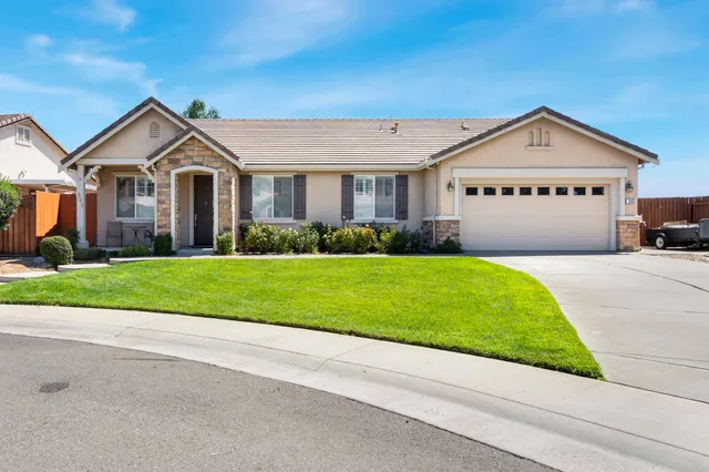 a view of house with garden and tall trees