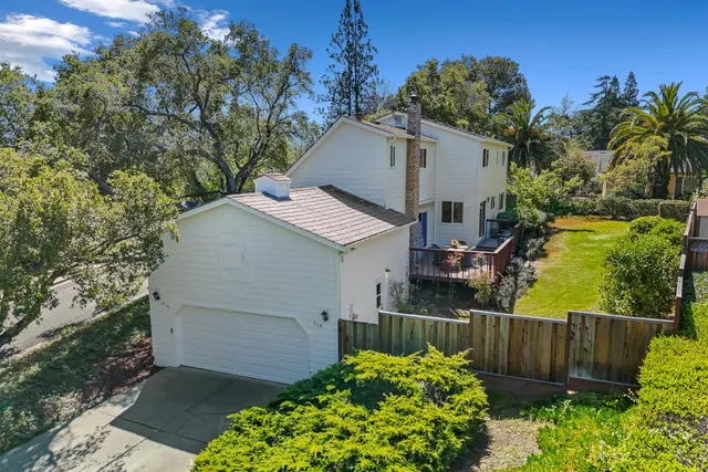 a view of a backyard