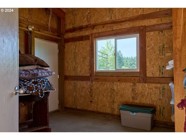 a view of entryway with a front door