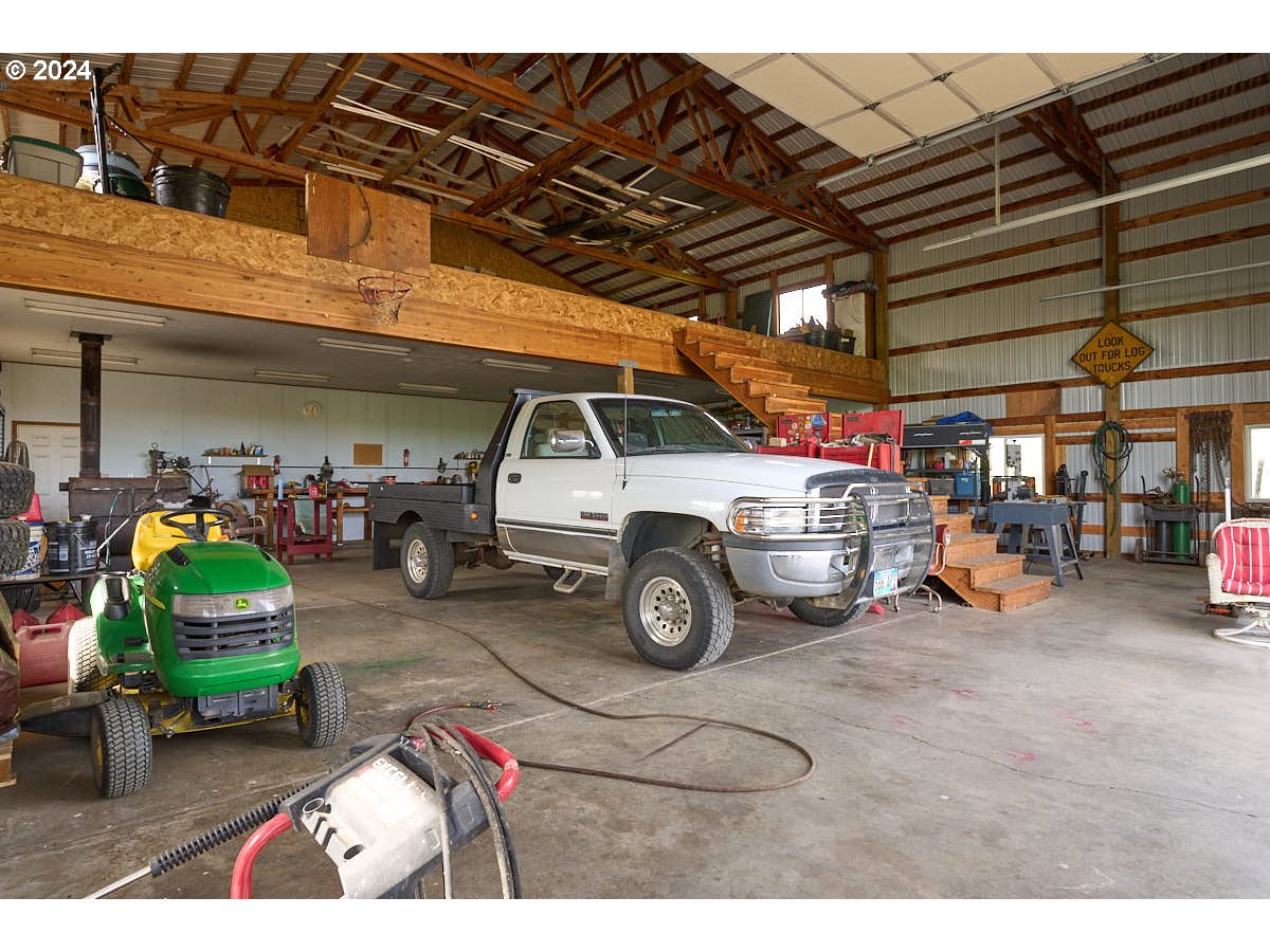 76012 Highway 82 Elgin, OR 97827 - Photo 27 of 41 a view of car garage
