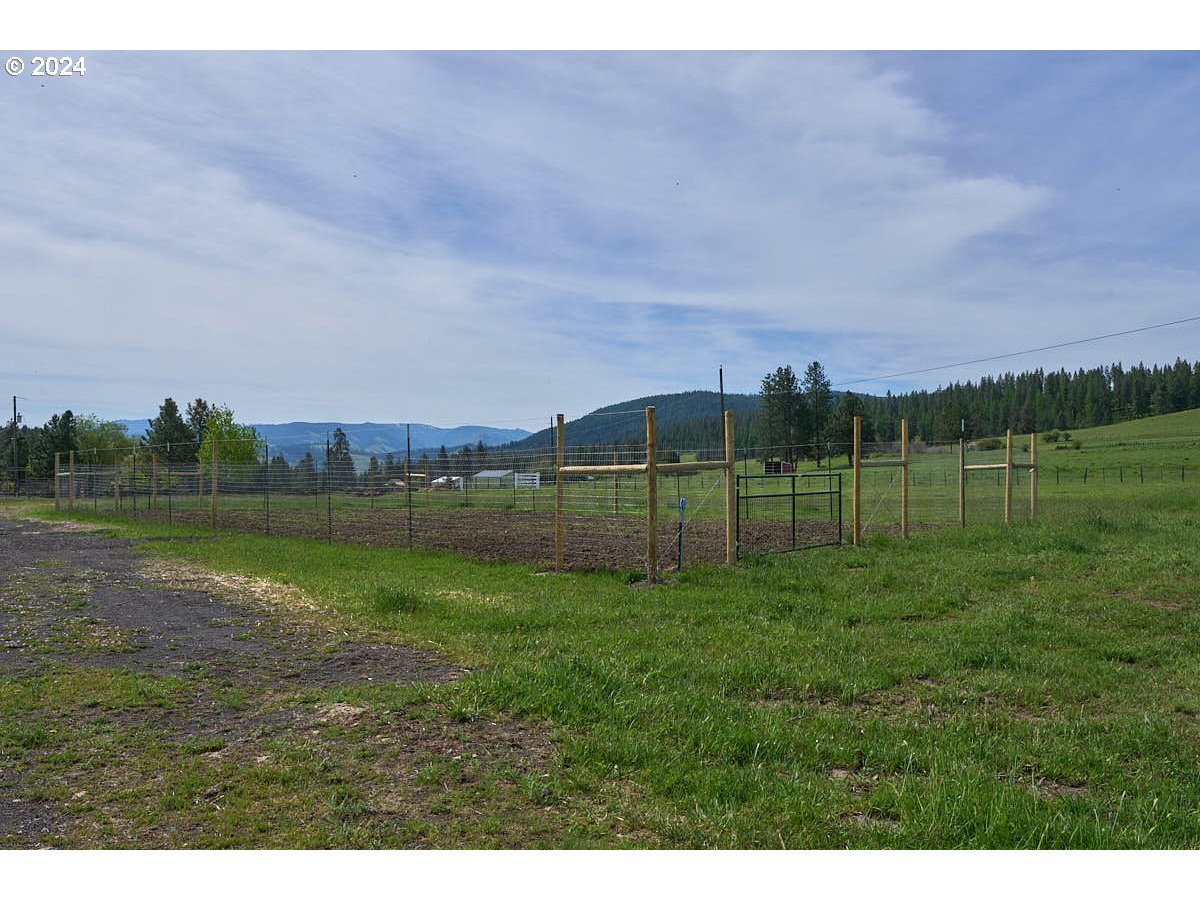 76012 Highway 82 Elgin, OR 97827 - Photo 32 of 41 a view of a golf course with a lake