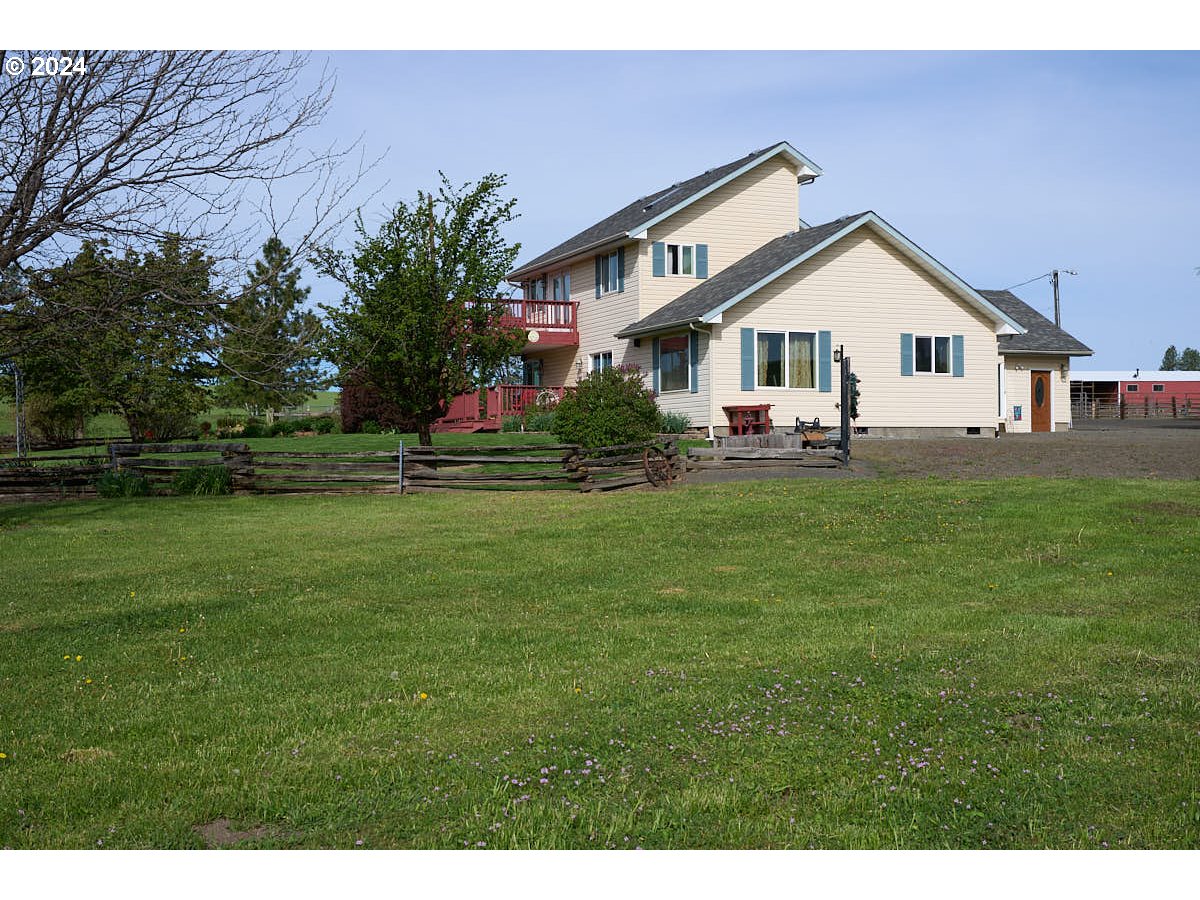 76012 Highway 82 Elgin, OR 97827 - Photo 33 of 41 a front view of a house with a yard and trees