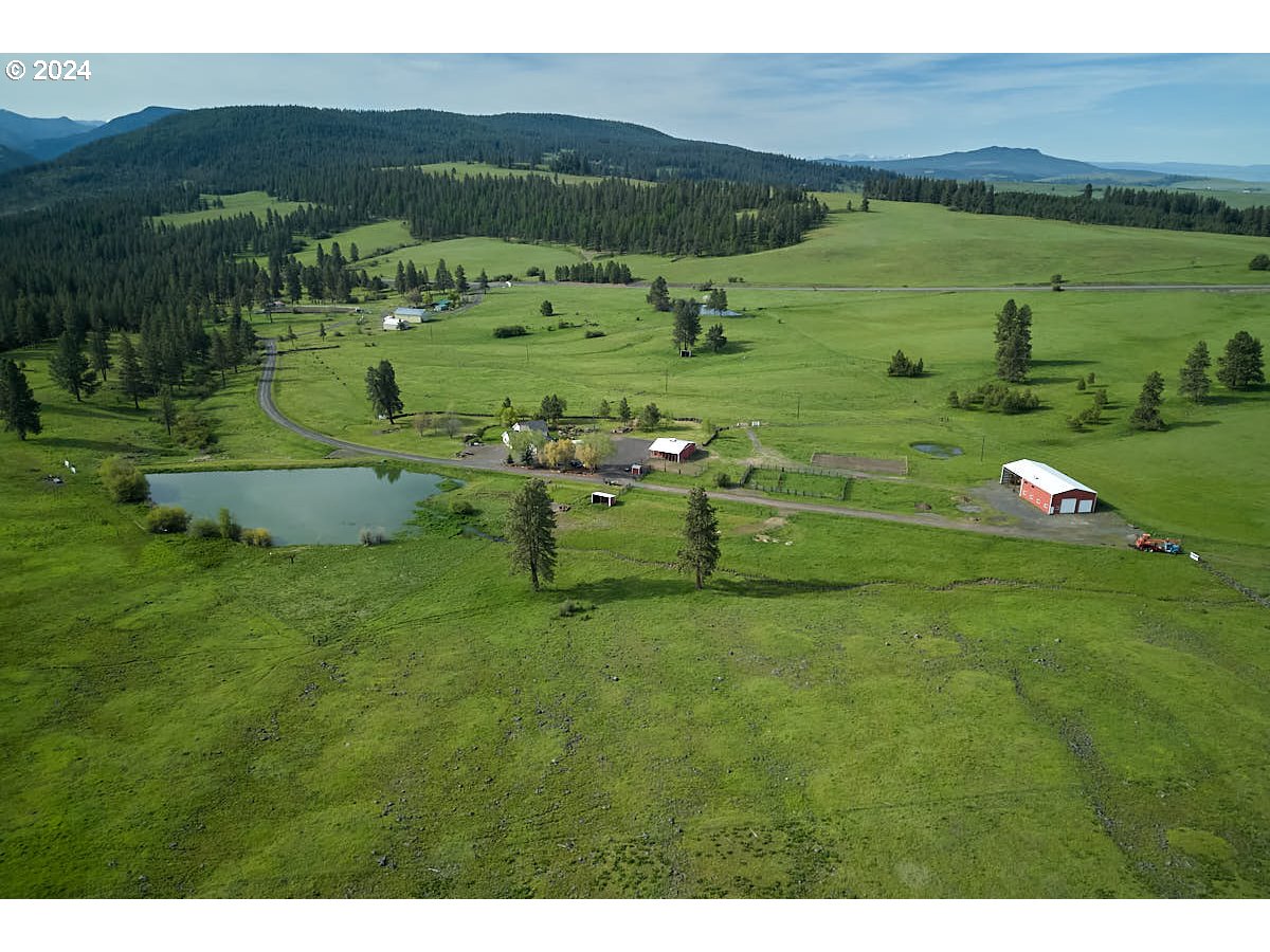 76012 Highway 82 Elgin, OR 97827 - Photo 36 of 41 a view of a golf course with a lake