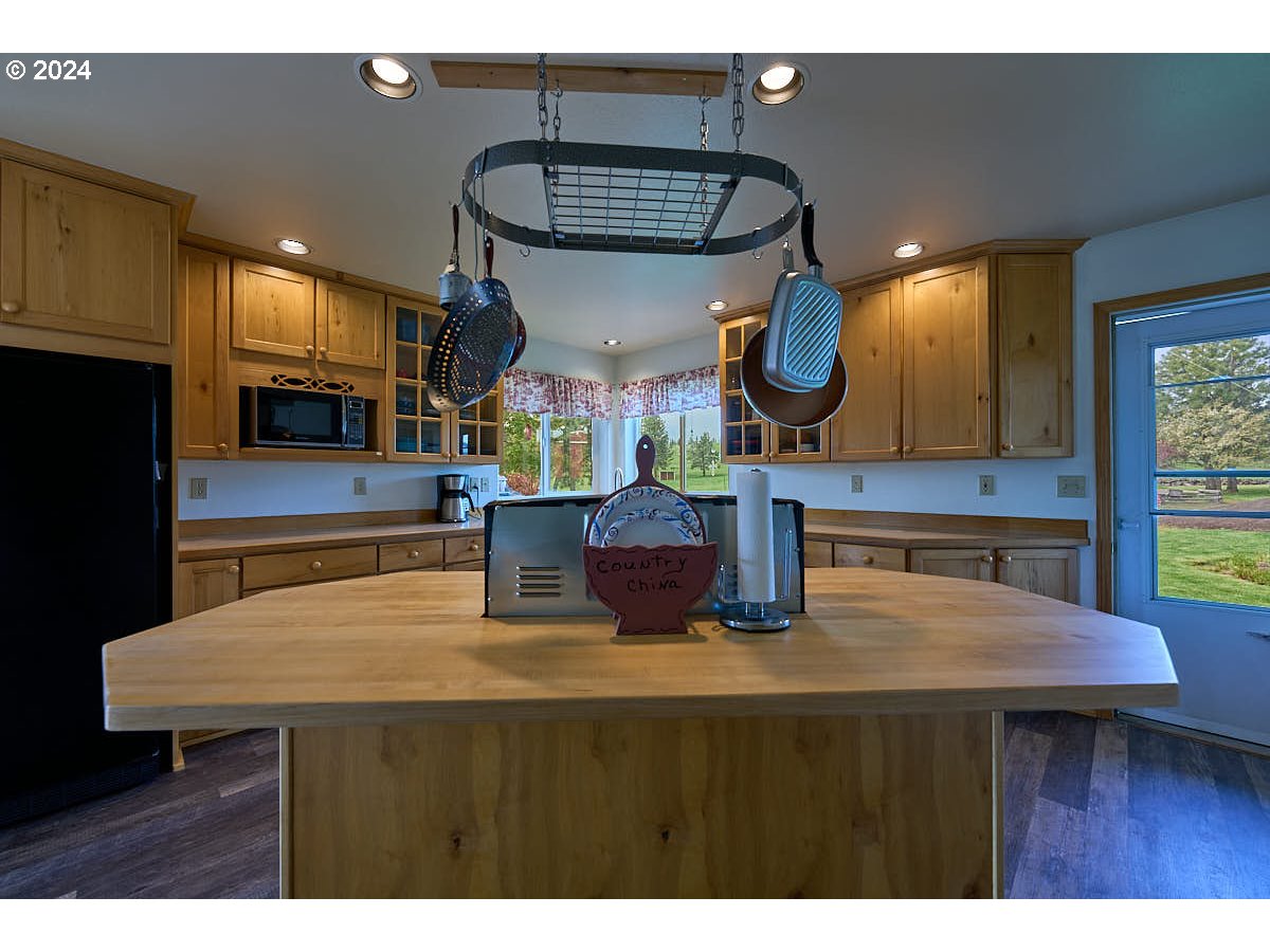 76012 Highway 82 Elgin, OR 97827 - Photo 8 of 41 a kitchen with a table and chairs in it