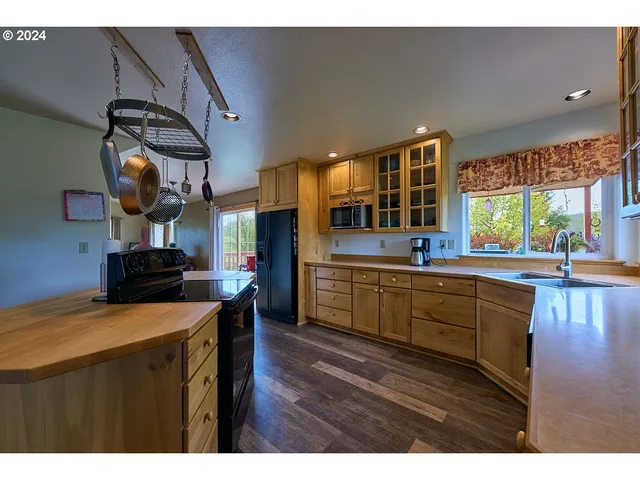 a kitchen that has a lot of cabinets in it