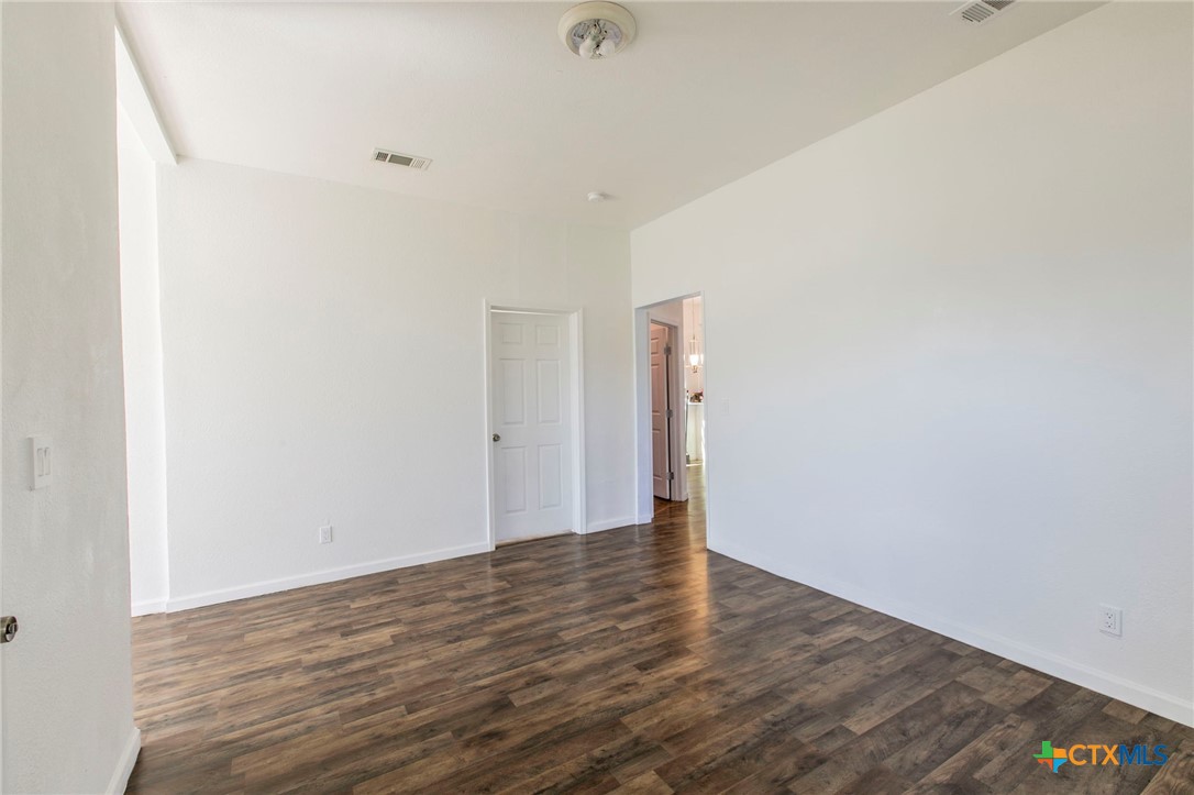 914 South 2nd Street Temple, TX 76504 - Photo 4 of 25 a view of an empty room