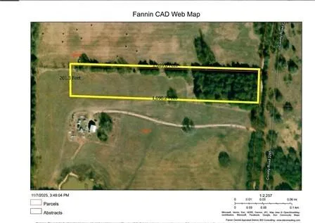 a view of a back yard