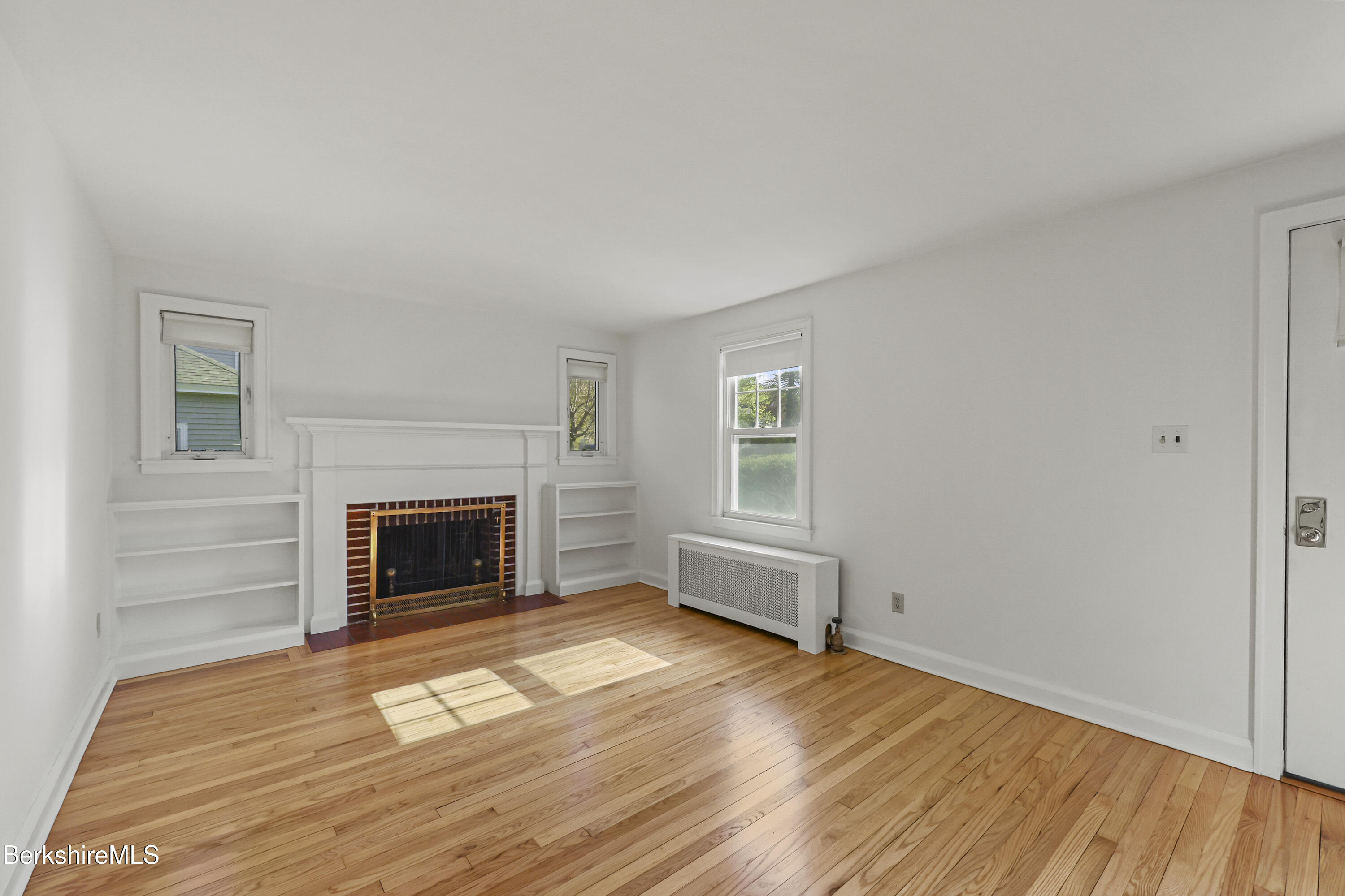 194 Eleanor Road Pittsfield, MA 01201 - Photo 5 of 39 25 Living Room