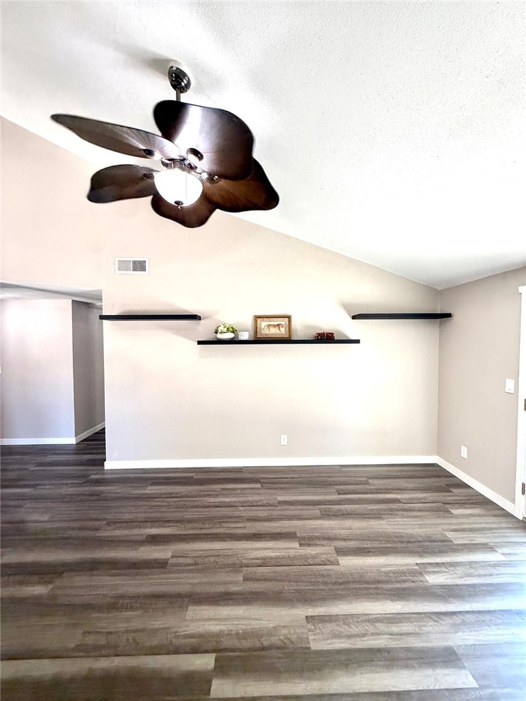 44251 Raysack Avenue Lancaster, CA 93535 - Photo 5 of 24 Living Room
