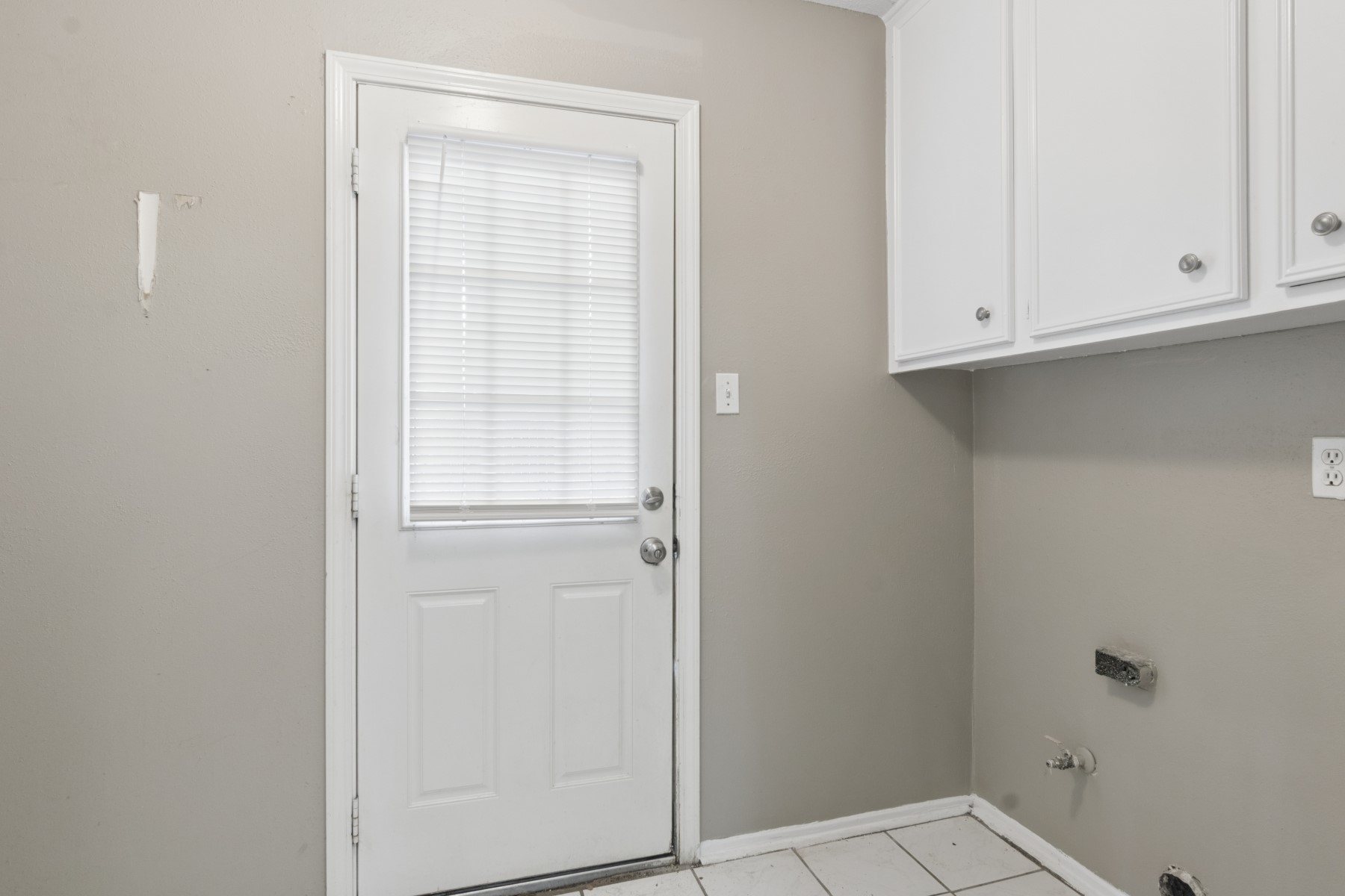 2607 Allyson Court Spring, TX 77373 - Photo 22 of 25 a view of an empty room with cabinet