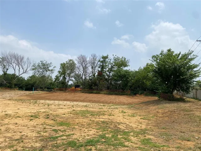 a view of a yard with a house