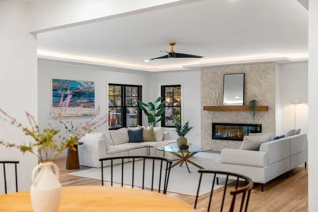 a large kitchen with kitchen island a large island in it