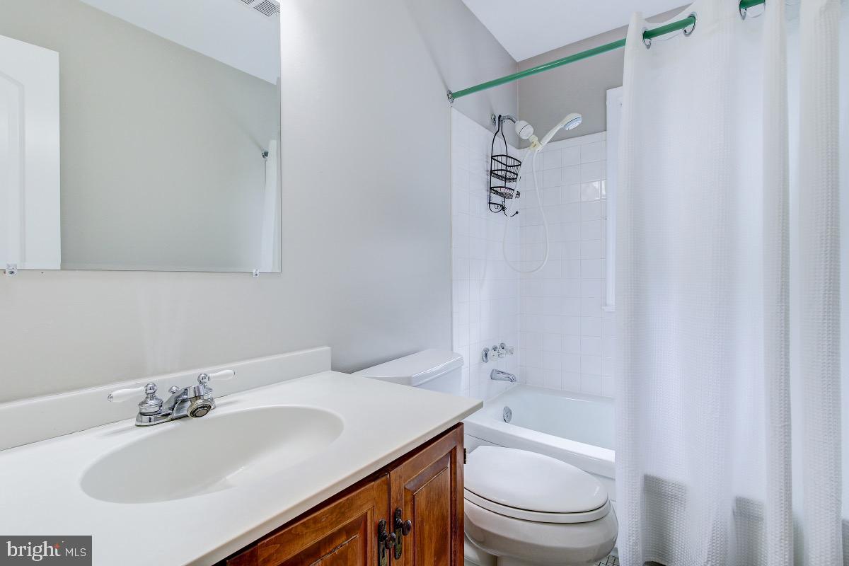 1380 Kimblewick Road Potomac, MD 20854 - Photo 22 of 31 Hallway bath!