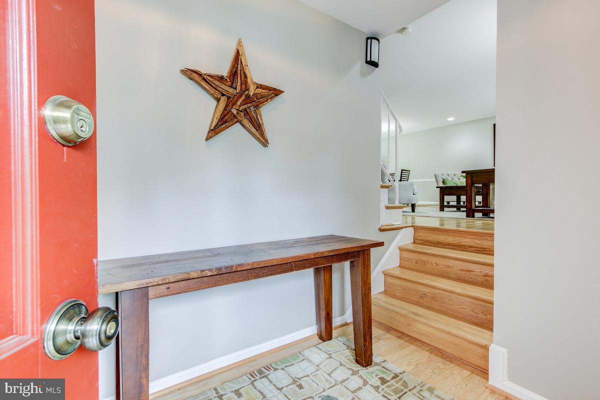 1380 Kimblewick Road Potomac, MD 20854 - Photo 4 of 31 Welcoming Foyer!
