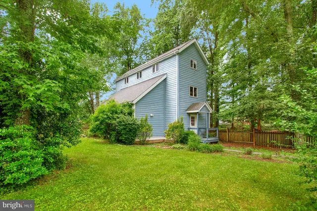 a view of backyard with garden