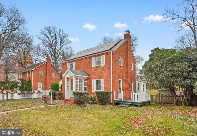 $825,000 | 1008 North Roosevelt Street, Arlington, VA 22205