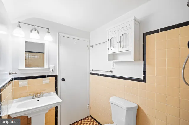 $825,000 | 1008 North Roosevelt Street, Arlington, VA 22205