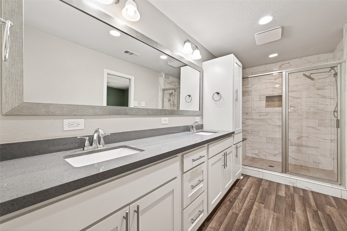1619 Ashway Street Conroe, TX 77385 - Photo 15 of 40 Nicely updated primary bathroom