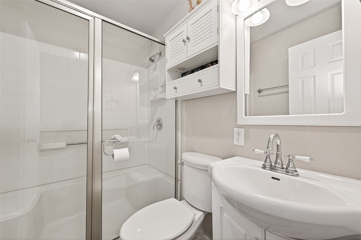 1619 Ashway Street Conroe, TX 77385 - Photo 21 of 40 secondary bathroom