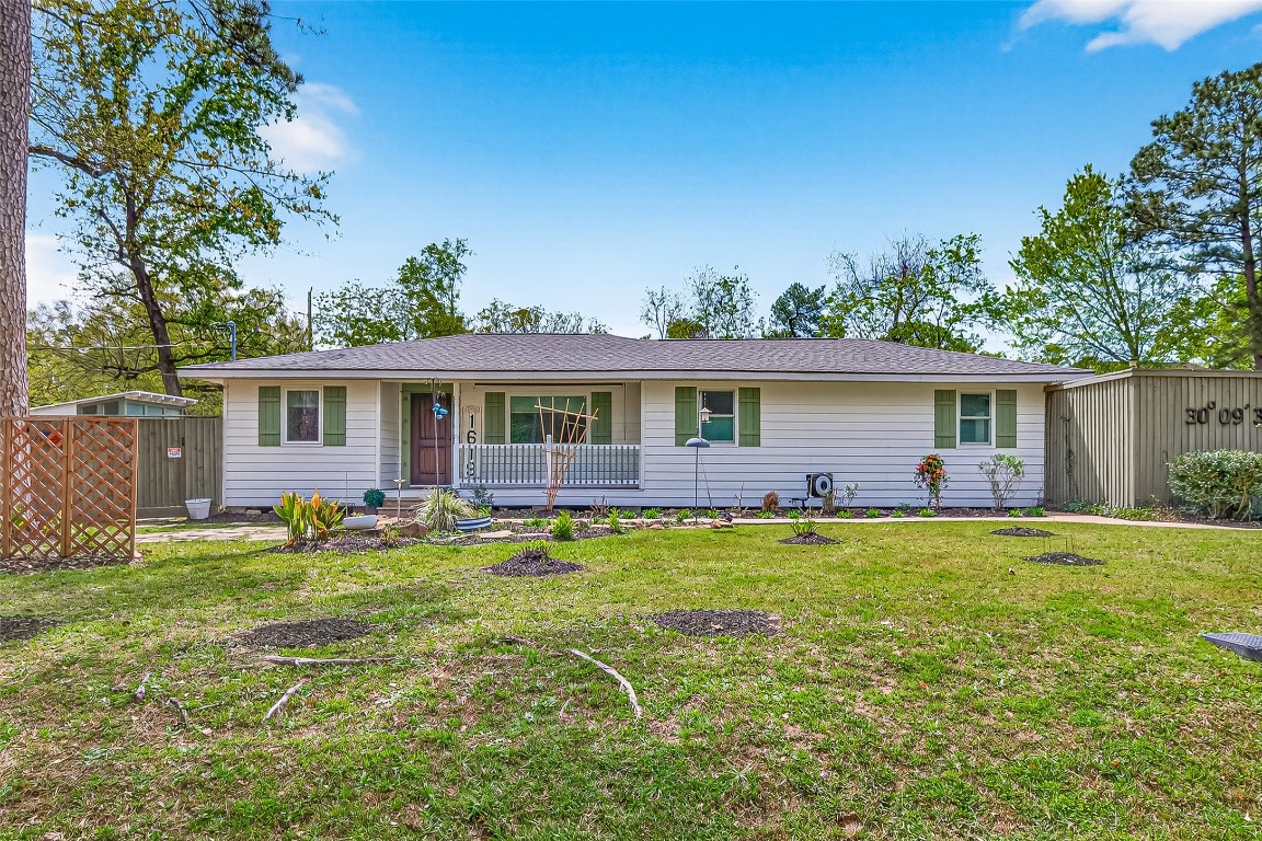 1619 Ashway Street Conroe, TX 77385 - Photo 3 of 40 Front of home faces Ashway st.
