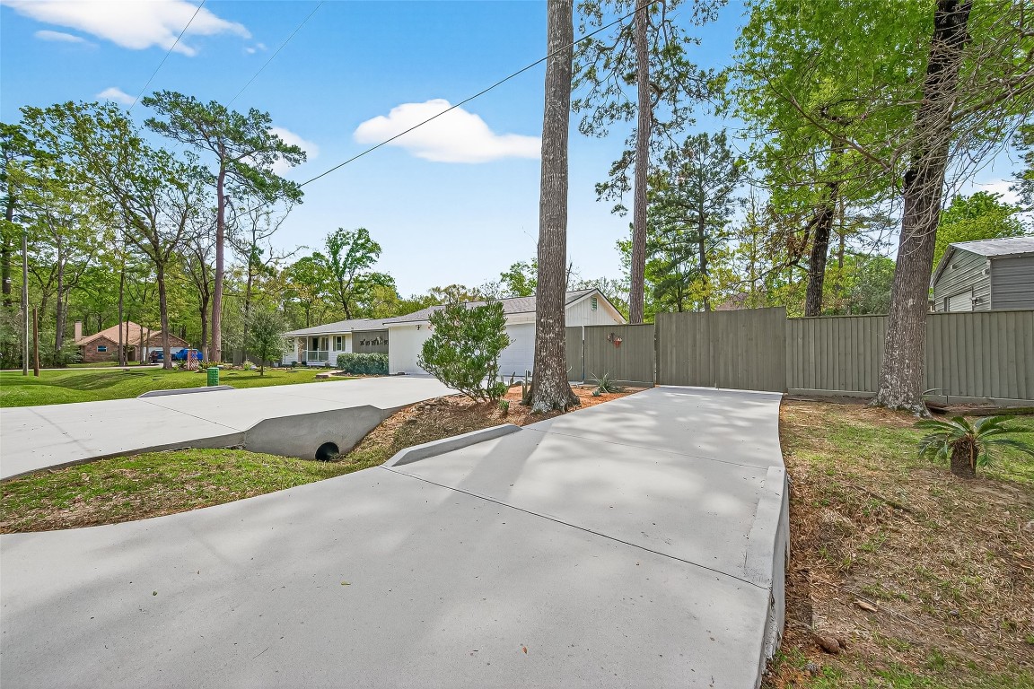 1619 Ashway Street Conroe, TX 77385 - Photo 33 of 40 Dual driveways in the front of the home