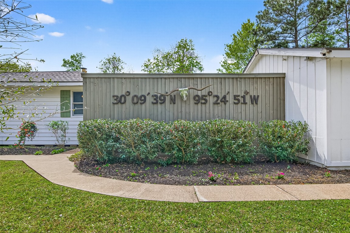 1619 Ashway Street Conroe, TX 77385 - Photo 4 of 40 The custom coordinates make a statement on entry!