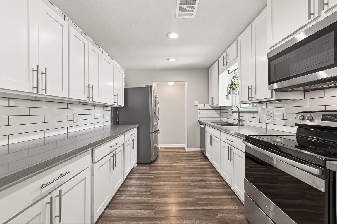1619 Ashway Street Conroe, TX 77385 - Photo 9 of 40 Nicely updated kitchen opens to the den in the rear of the home.