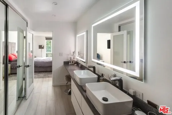 a en suite bathroom with sink and mirror