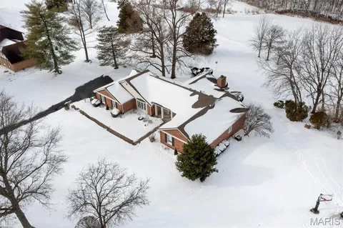 $975,000 | 231 Pennington Lane, Clarkson Valley, MO 63005