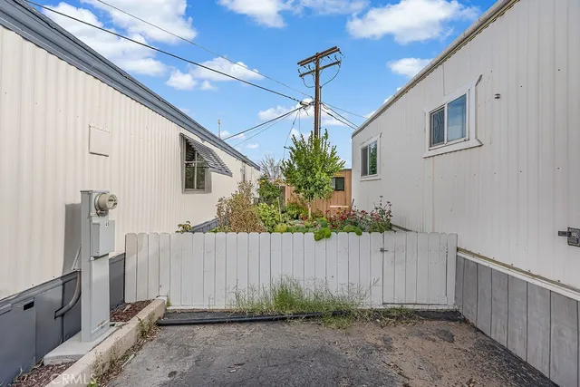 a view of a backyard