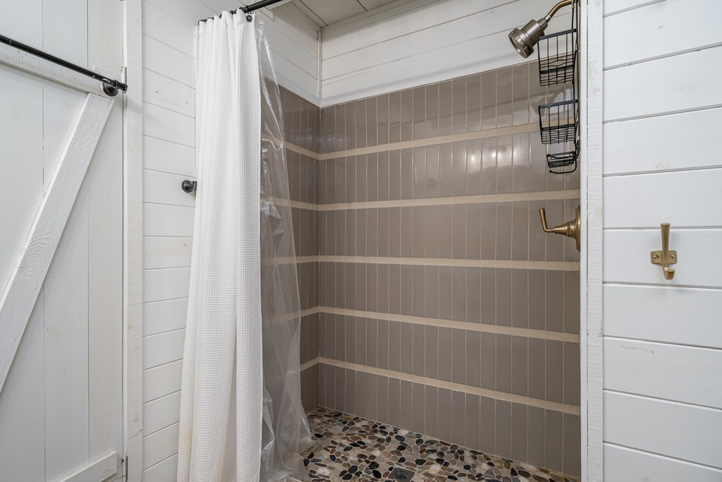 250 Chinkapin Drive Blue Ridge, GA 30513 - Photo 34 of 50 a bathroom with a bathtub