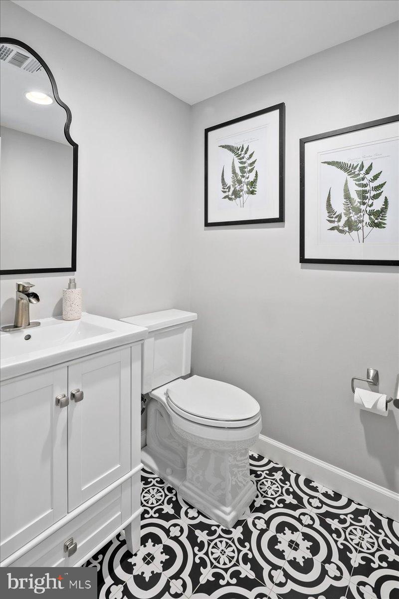 9515 Stevebrook Road Fairfax, VA 22032 - Photo 21 of 25 a bathroom with a toilet a sink and mirror
