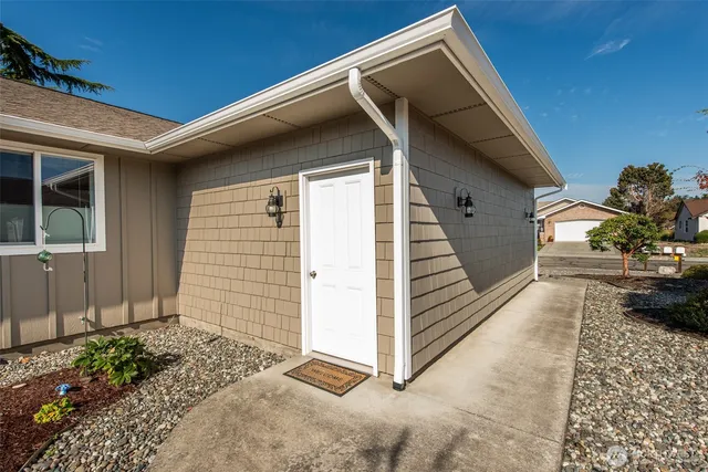 a view of a yard with a house
