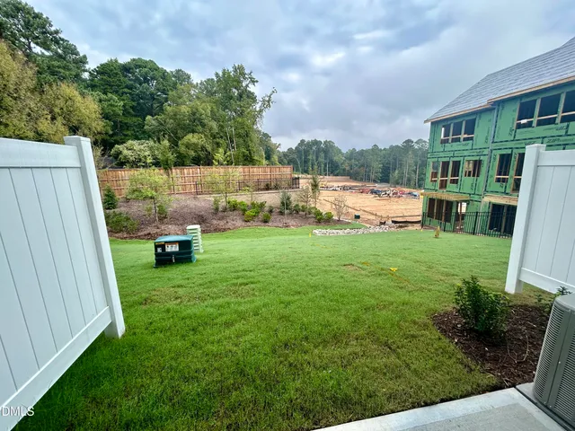 a view of a house with backyard