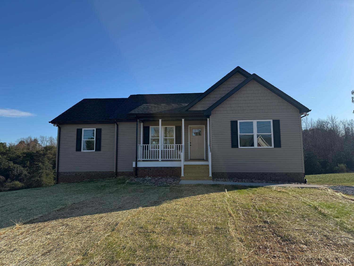 554 Stratford Road Concord, VA 24538 - Photo 1 of 19 a front view of a house with a yard