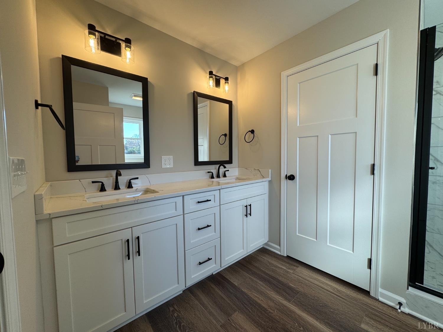 554 Stratford Road Concord, VA 24538 - Photo 9 of 19 a bathroom with 2 sink and a mirror