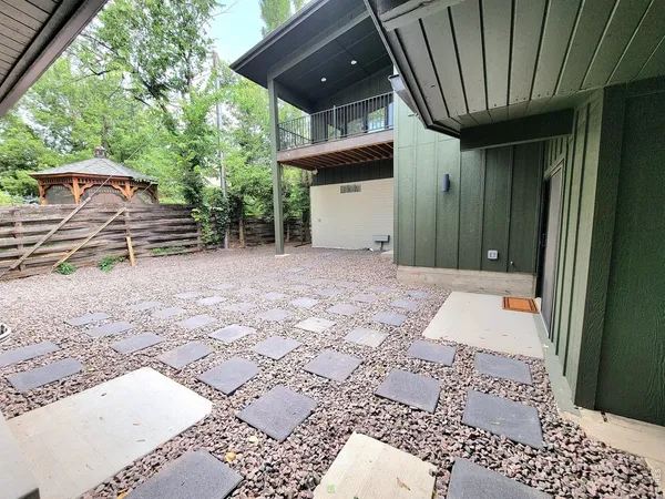 a view of a yard with a house