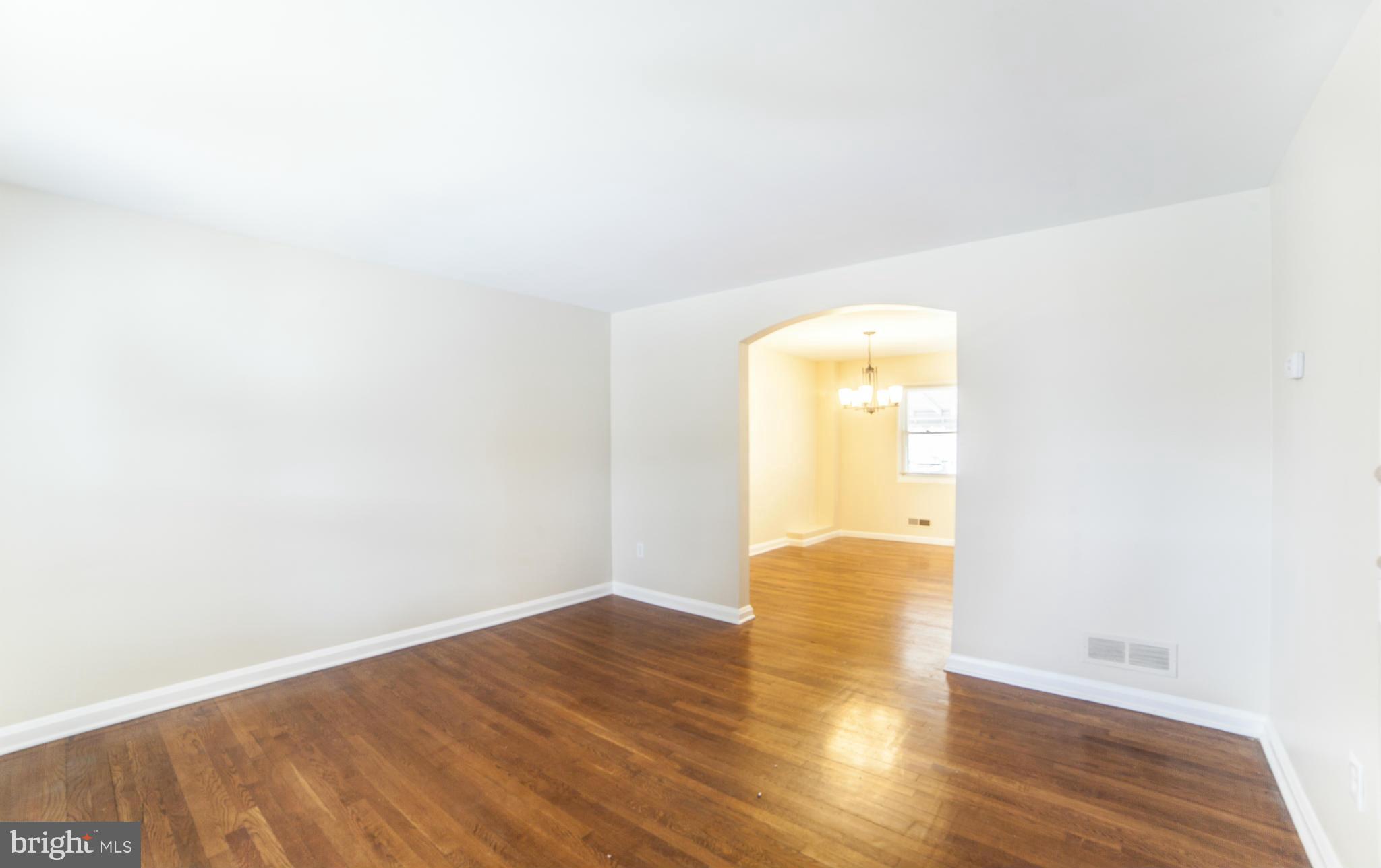 562 Brisbane Road Baltimore, MD 21229 - Photo 2 of 26 Living Room