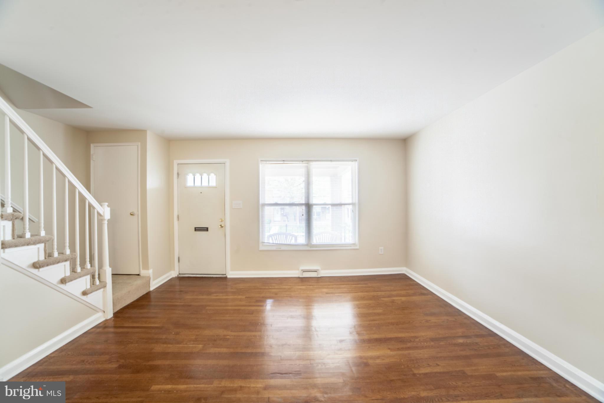 562 Brisbane Road Baltimore, MD 21229 - Photo 3 of 26 Living Room