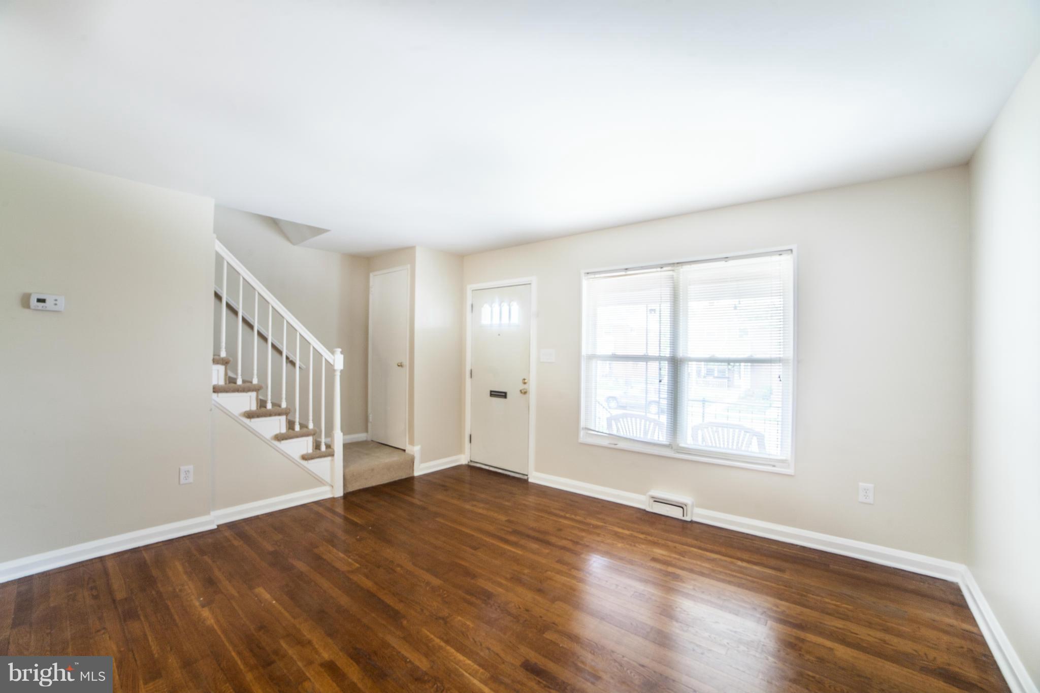 562 Brisbane Road Baltimore, MD 21229 - Photo 4 of 26 Living Room