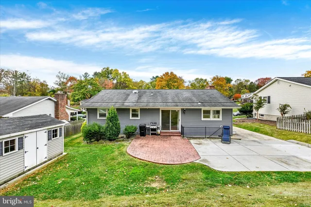 a view of yard with green space