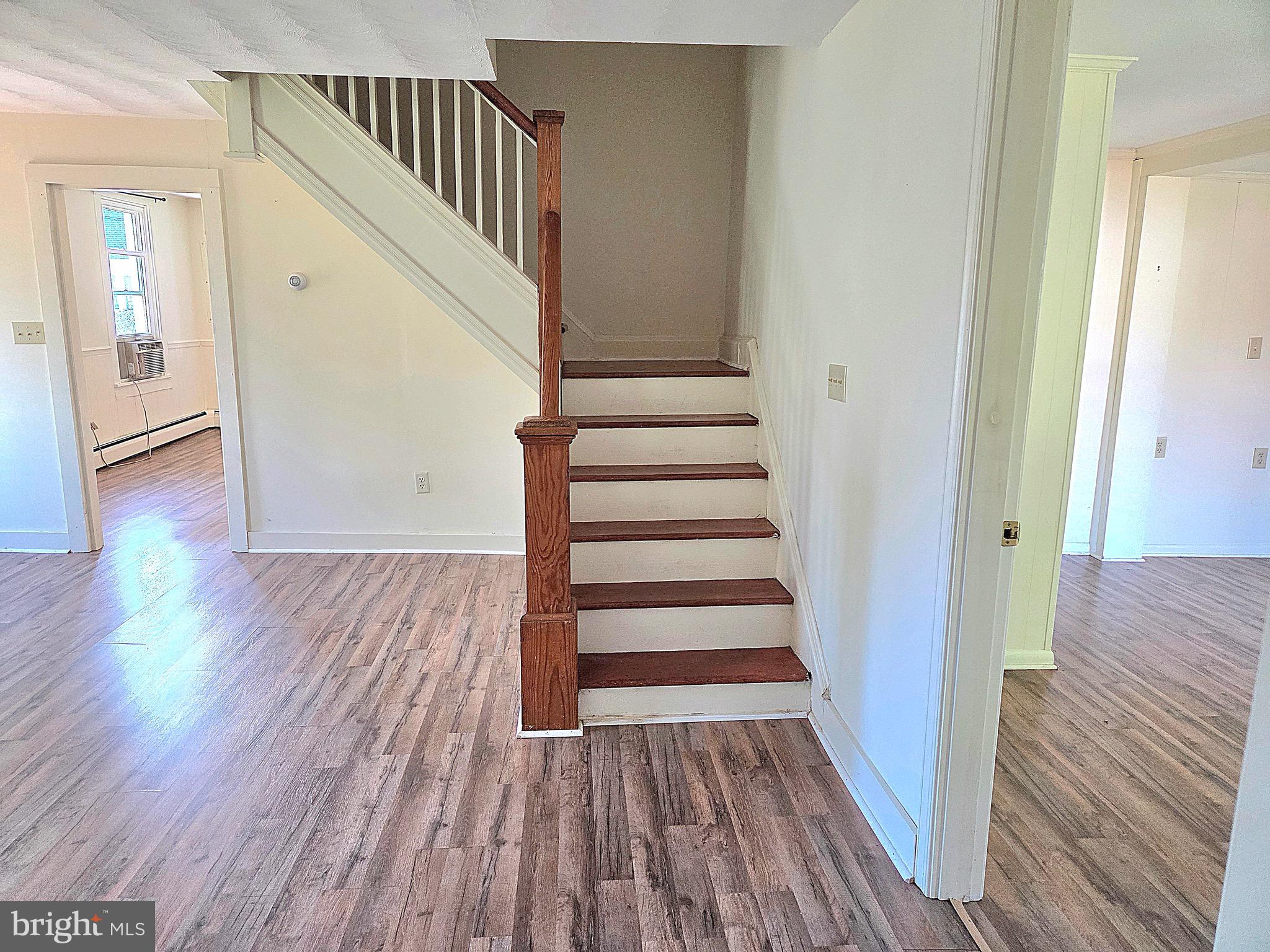 405 Leonards Lane Cambridge, MD 21613 - Photo 19 of 33 a view of a hallway with wooden floor and entryway