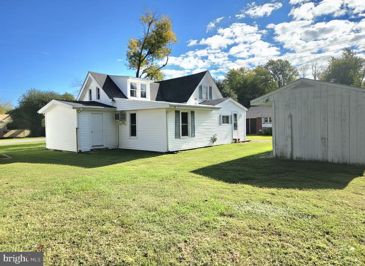 405 Leonards Lane Cambridge, MD 21613 - Photo 3 of 33 a front view of a house with garden