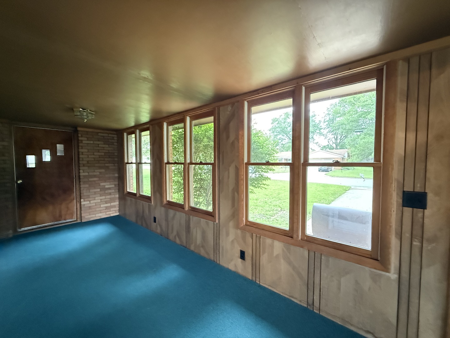 1048 Warren Street Henry, IL 61537 - Photo 21 of 26 an empty room with windows